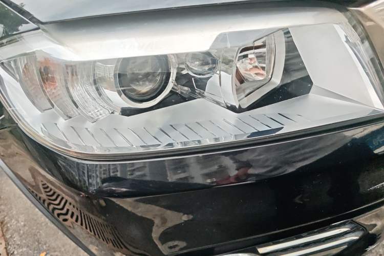 Used Haval H6 2016 Upgraded Model 1.5T Manual Two-Wheel Drive Prestige Version Right Front Headlight