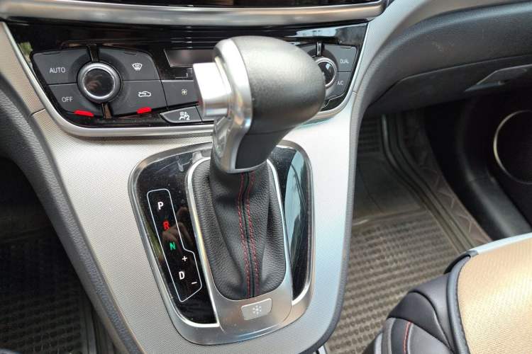 Used Haval H6 2016 Upgraded Model 1.5T Automatic Two-Wheel Drive Elite Version Gear Lever