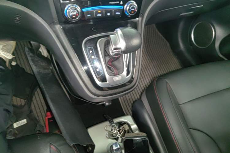 Used Haval H6 2016 Upgraded Model 1.5T Automatic Two-Wheel Drive Elite Version Gear Lever