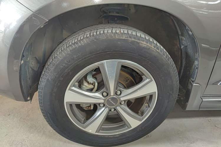 Used Haval H6 2016 Upgraded Model 1.5T Automatic Two-Wheel Drive Elite Version Left Front Wheel Hub