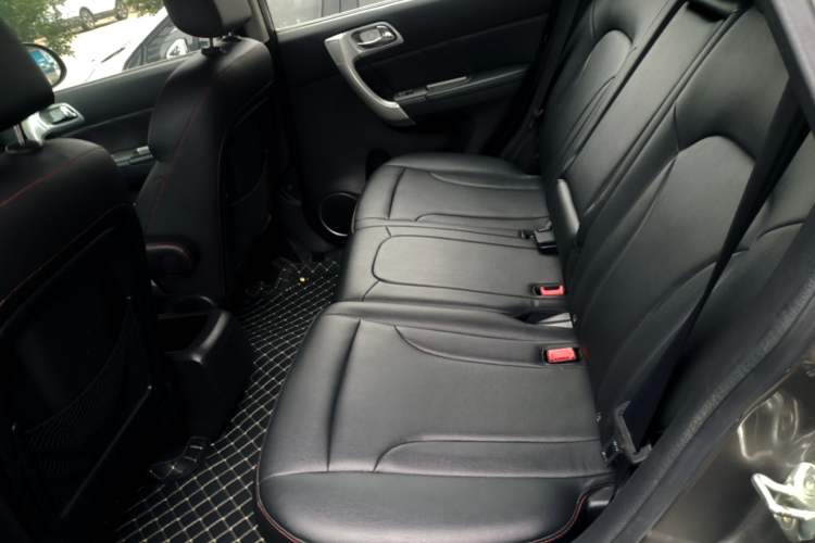 Used Haval H6 2016 Upgraded Model 1.5T Manual Two-Wheel Drive Elite Version Left Rear Seat