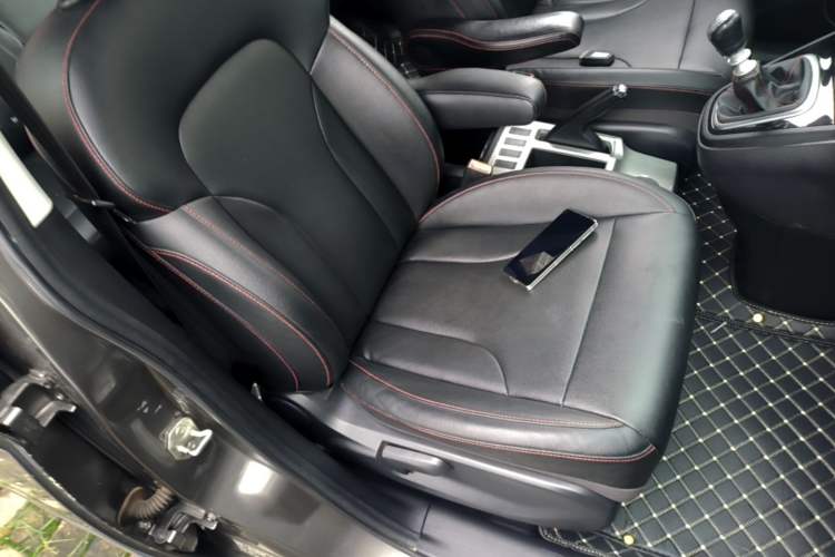 Used Haval H6 2016 Upgraded Model 1.5T Manual Two-Wheel Drive Elite Version Right Front Seat