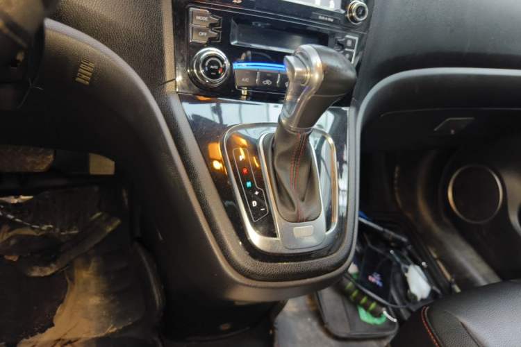 Used Haval H6 2016 Upgraded Model 1.5T Automatic Two-Wheel Drive Elite Version Gear Lever