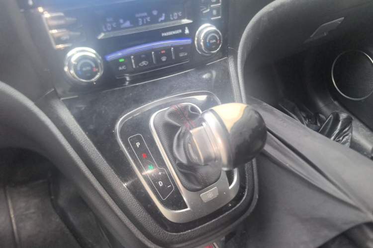 Used Haval H6 2016 Upgraded Model 1.5T Automatic Two-Wheel Drive Elite Version Gear Lever