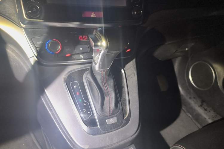 Used Haval H6 2016 Upgraded Model 1.5T Automatic Two-Wheel Drive Prestige Version Gear Lever
