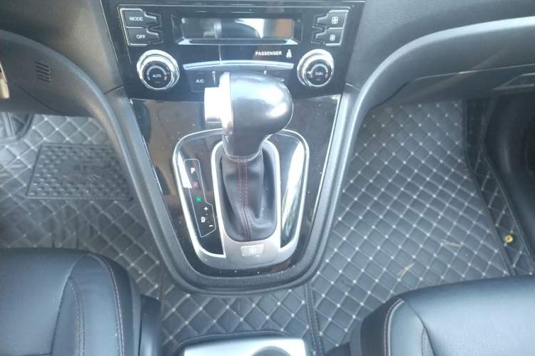 Used Haval H6 2016 Upgraded Model 1.5T Automatic Two-Wheel Drive Elite Version Gear Lever