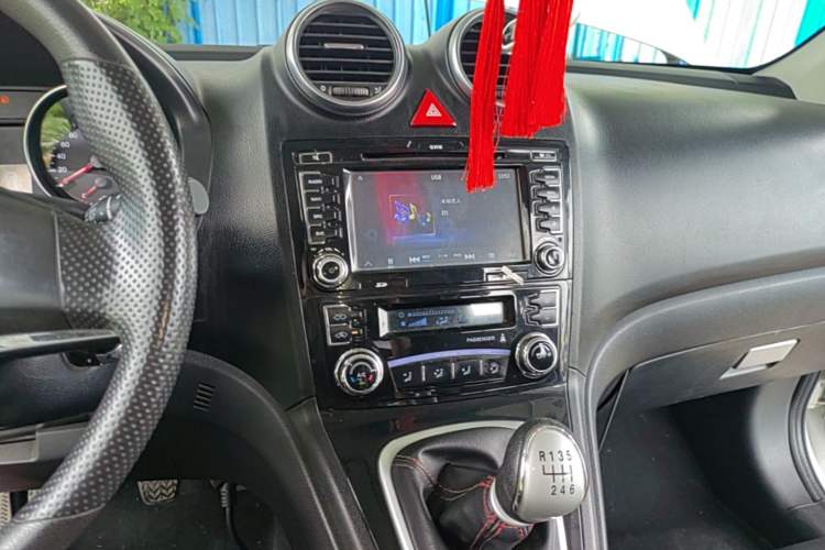 Used Haval H6 2016 Upgraded Model 1.5T Manual Two-Wheel Drive Urban Version Audio And AC Panel