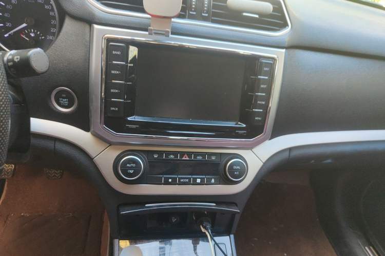 Used Haval H6 2016 Upgraded Model 1.5T Manual Two-Wheel Drive Urban Version Audio And AC Panel