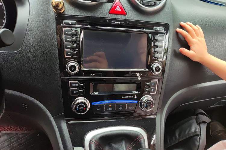 Used Haval H6 2016 Upgraded Model 1.5T Manual Two-Wheel Drive Elite Version Audio And AC Panel