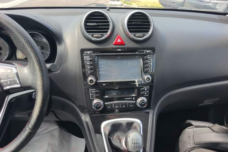 Used Haval H6 2016 Upgraded Model 1.5T Manual Two-Wheel Drive Elite Version Audio And AC Panel