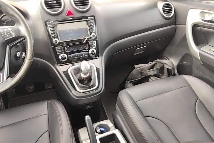 Used Haval H6 2016 Upgraded Model 1.5T Manual Two-Wheel Drive Elite Version Audio And AC Panel