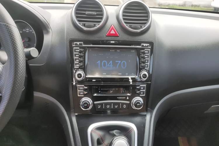 Used Haval H6 2016 Upgraded Model 1.5T Manual Two-Wheel Drive Urban Version Audio And AC Panel