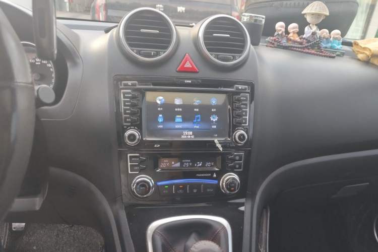 Used Haval H6 2016 Upgraded Model 1.5T Manual Two-Wheel Drive Elite Version Audio And AC Panel