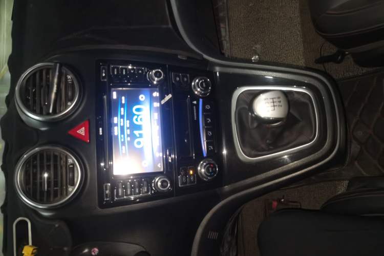 Used Haval H6 2016 Upgraded Model 1.5T Manual Two-Wheel Drive Value Edition Audio And AC Panel