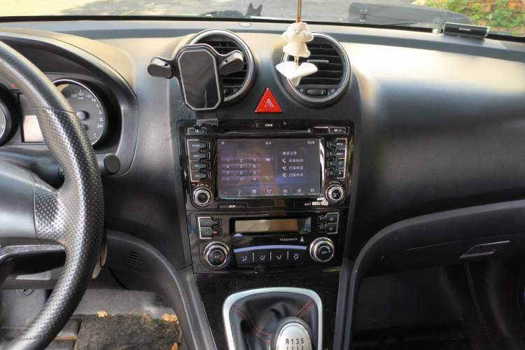 Used Haval H6 2016 Upgraded Model 1.5T Manual Two-Wheel Drive Urban Version Audio And AC Panel