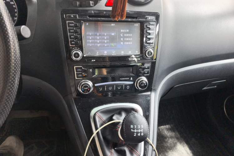 Used Haval H6 2016 Upgraded Model 1.5T Manual Two-Wheel Drive Urban Version Audio And AC Panel