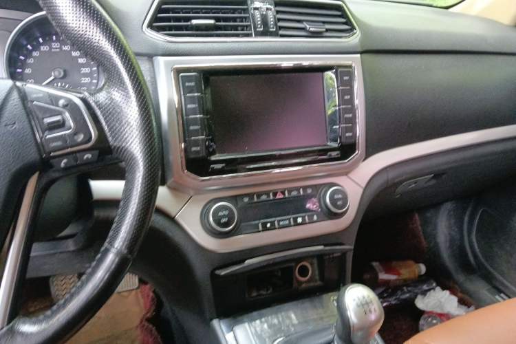 Used Haval H6 2016 Upgraded Model 1.5T Manual Two-Wheel Drive Urban Version Audio And AC Panel