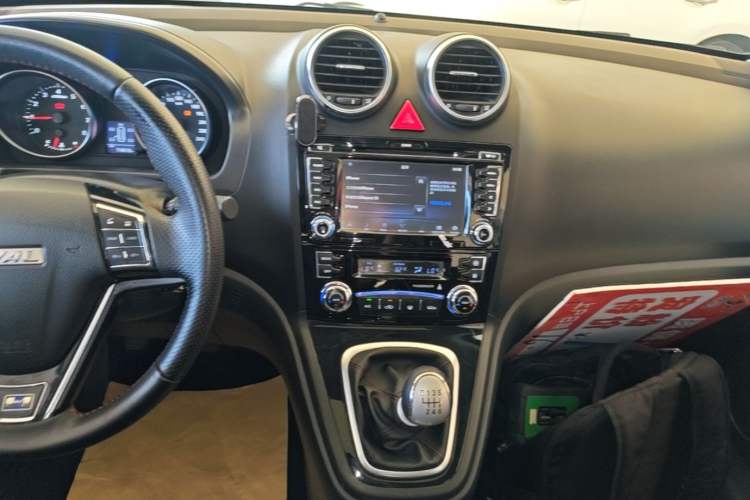 Used Haval H6 2016 Upgraded Model 1.5T Manual Two-Wheel Drive Elite Version Audio And AC Panel