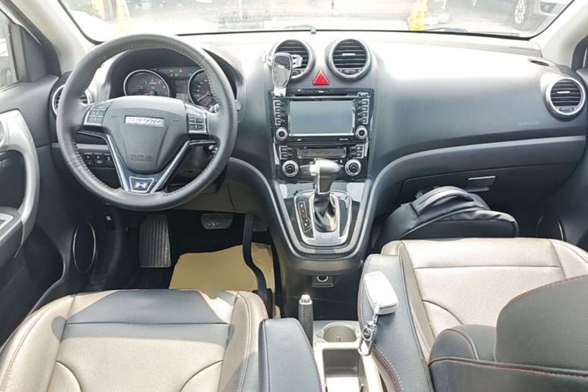 Used Haval H6 2016 Upgraded Model 1.5T Automatic Two-Wheel Drive Elite Version Center Console