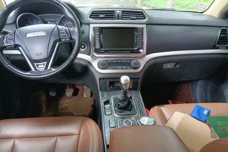 Used Haval H6 2016 Upgraded Model 1.5T Manual Two-Wheel Drive Urban Version Center Console