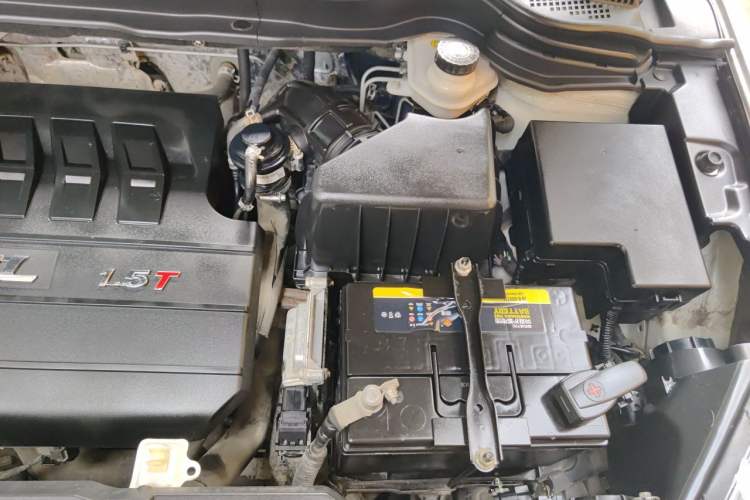 Used Haval H6 2016 Upgraded Model 1.5T Manual Two-Wheel Drive Elite Version Engine Bay Left