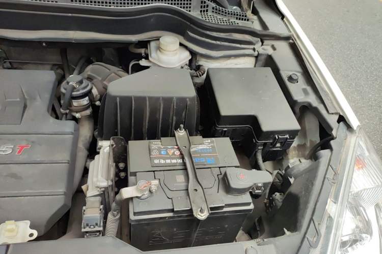 Used Haval H6 2016 Upgraded Model 1.5T Manual Two-Wheel Drive Elite Version Engine Bay Left