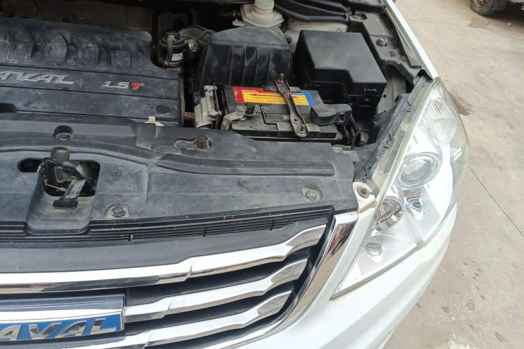 Used Haval H6 2016 Upgraded Model 1.5T Manual Two-Wheel Drive Elite Version Engine Bay Left