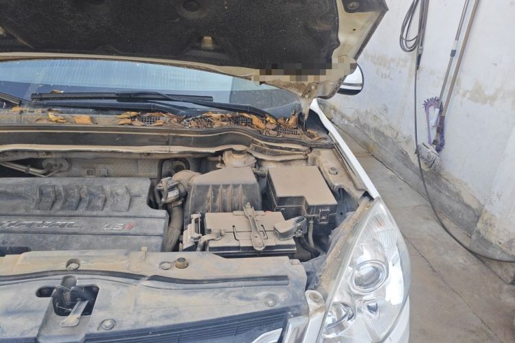 Used Haval H6 2016 Upgraded Model 1.5T Manual Two-Wheel Drive Elite Version Engine Bay Left
