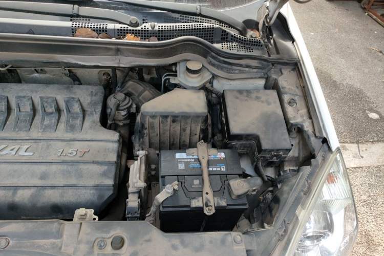 Used Haval H6 2016 Upgraded Model 1.5T Manual Two-Wheel Drive Elite Version Engine Bay Left