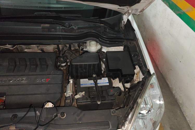 Used Haval H6 2016 Upgraded Model 1.5T Manual Two-Wheel Drive Elite Version Engine Bay Left