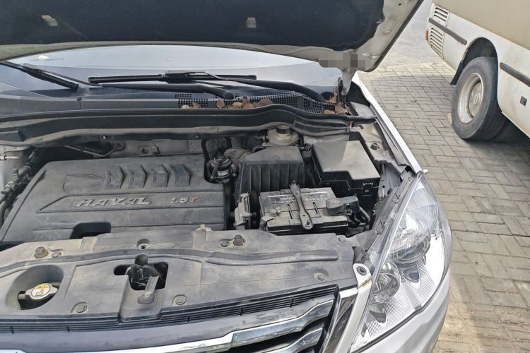 Used Haval H6 2016 Upgraded Model 1.5T Manual Two-Wheel Drive Elite Version Engine Bay Left