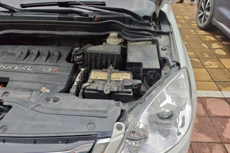 Used Haval H6 2016 Upgraded Model 1.5T Manual Two-Wheel Drive Elite Version Engine Bay Left