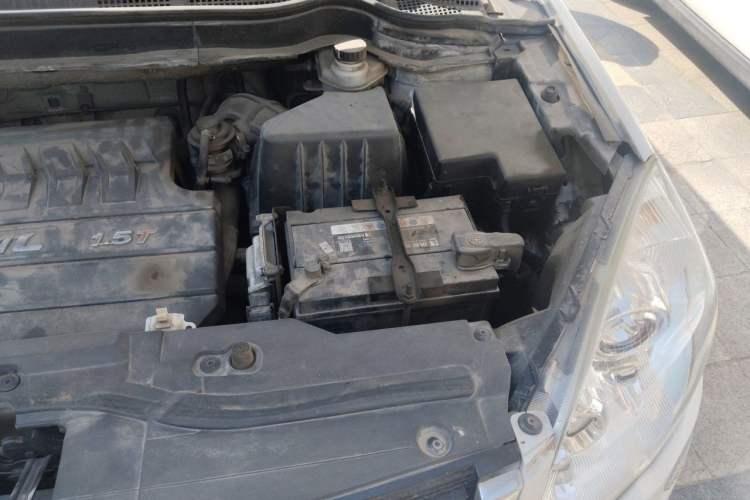 Used Haval H6 2016 Upgraded Model 1.5T Manual Two-Wheel Drive Elite Version Engine Bay Left