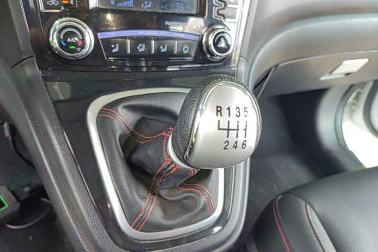 Used Haval H6 2016 Upgraded Model 1.5T Manual Two-Wheel Drive Urban Version Gear Lever