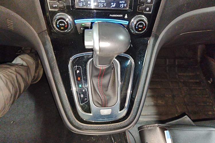 Used Haval H6 2016 Upgraded Model 1.5T Automatic Two-Wheel Drive Elite Version Gear Lever