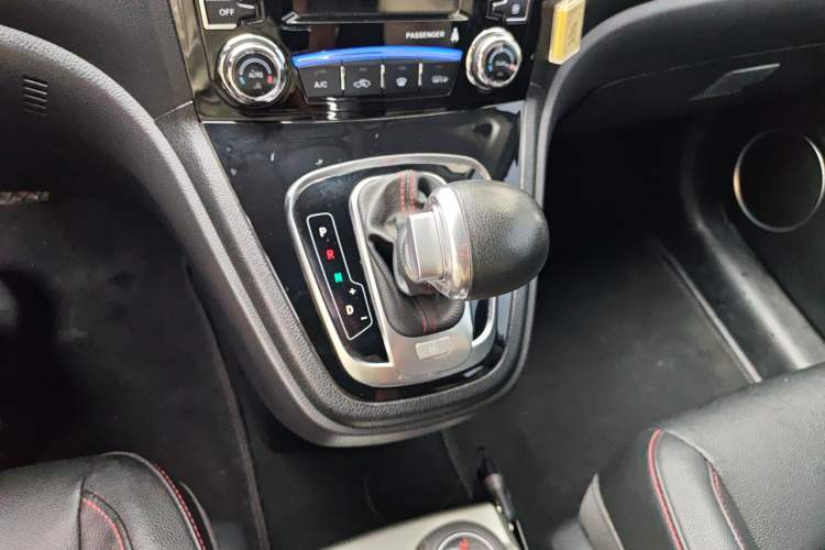 Used Haval H6 2016 Upgraded Model 1.5T Automatic Two-Wheel Drive Elite Version Gear Lever