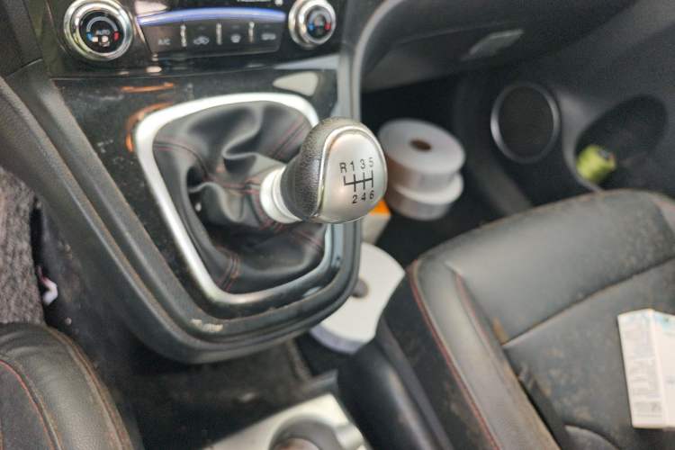 Used Haval H6 2016 Upgraded Model 1.5T Manual Two-Wheel Drive Elite Version Gear Lever