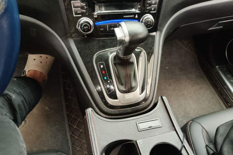 Used Haval H6 2016 Upgraded Model 1.5T Automatic Two-Wheel Drive Elite Version Gear Lever