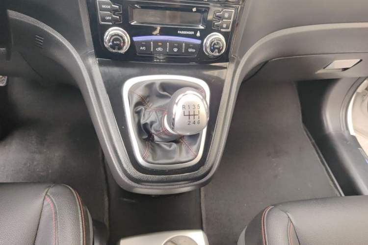 Used Haval H6 2016 Upgraded Model 1.5T Manual Two-Wheel Drive Elite Version Gear Lever