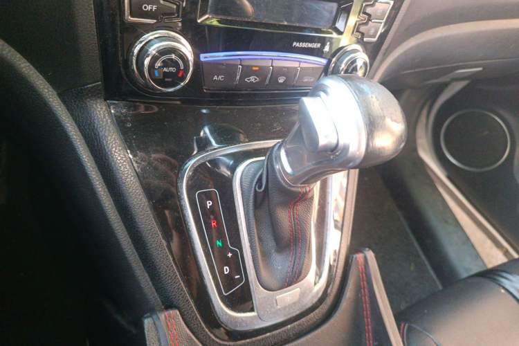 Used Haval H6 2016 Upgraded Model 1.5T Automatic Two-Wheel Drive Elite Version Gear Lever