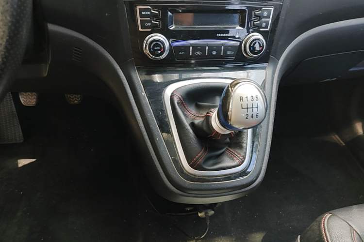 Used Haval H6 2016 Upgraded Model 1.5T Manual Two-Wheel Drive Elite Version Gear Lever