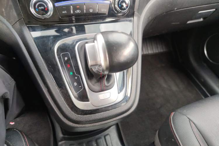 Used Haval H6 2016 Upgraded Model 1.5T Automatic Two-Wheel Drive Elite Version Gear Lever