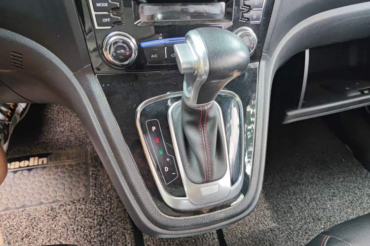Used Haval H6 2016 Upgraded Model 1.5T Automatic Two-Wheel Drive Elite Version Gear Lever