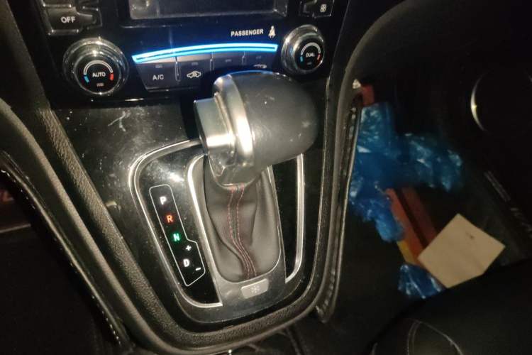 Used Haval H6 2016 Upgraded Model 1.5T Automatic Two-Wheel Drive Elite Version Gear Lever