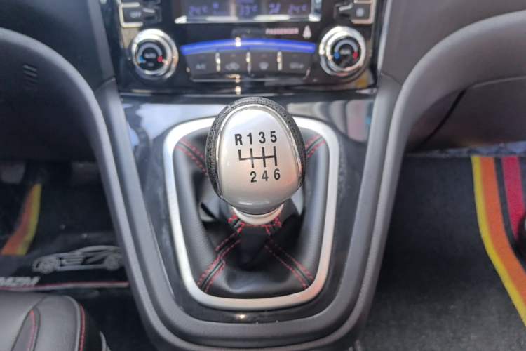 Used Haval H6 2016 Upgraded Model 1.5T Manual Two-Wheel Drive Elite Version Gear Lever