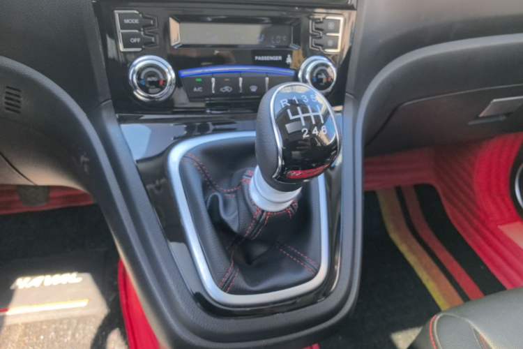 Used Haval H6 2016 Upgraded Model 1.5T Manual Two-Wheel Drive Elite Version Gear Lever