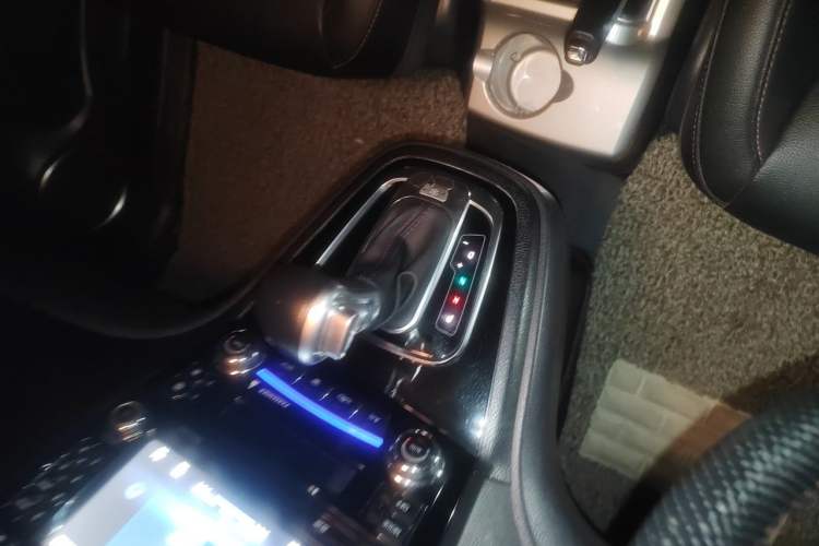 Used Haval H6 2016 Upgraded Model 1.5T Automatic Two-Wheel Drive Elite Version Gear Lever