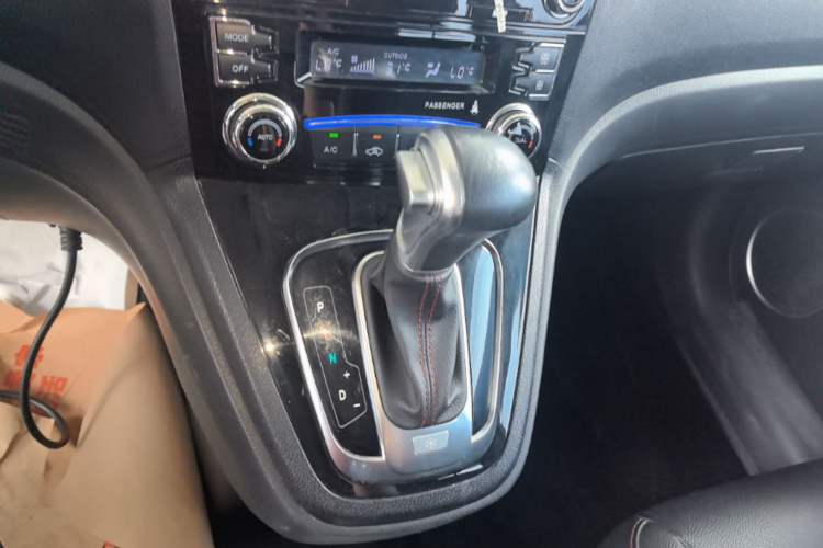 Used Haval H6 2016 Upgraded Model 1.5T Automatic Two-Wheel Drive Elite Version Gear Lever