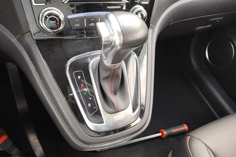 Used Haval H6 2016 Upgraded Model 1.5T Automatic Two-Wheel Drive Elite Version Gear Lever