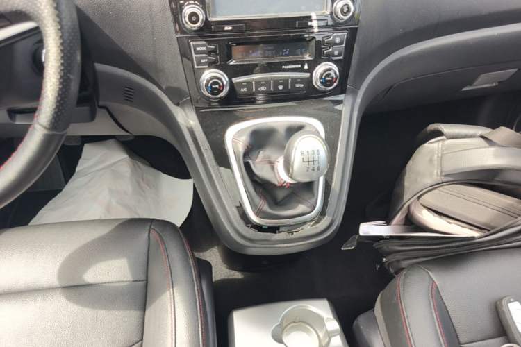 Used Haval H6 2016 Upgraded Model 1.5T Manual Two-Wheel Drive Elite Version Gear Lever